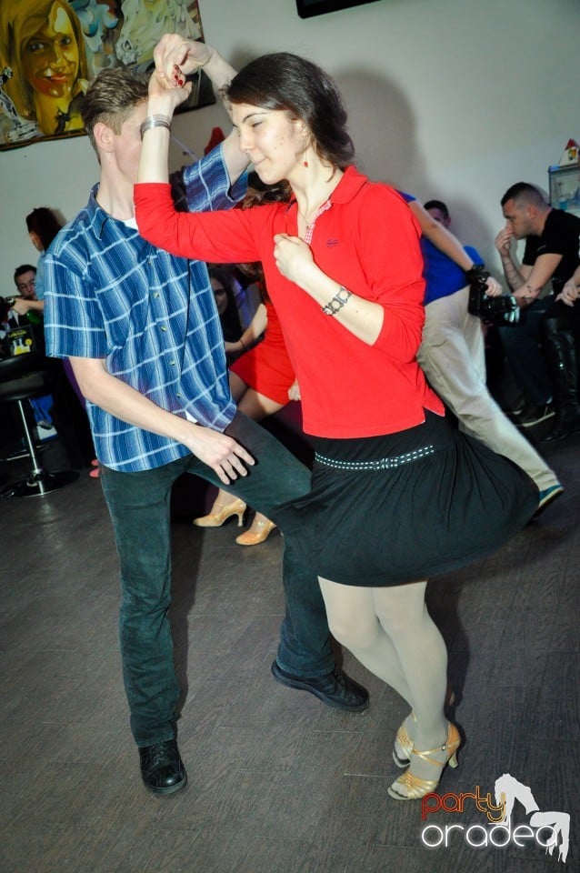 Vineri dansam in Blondy's, 