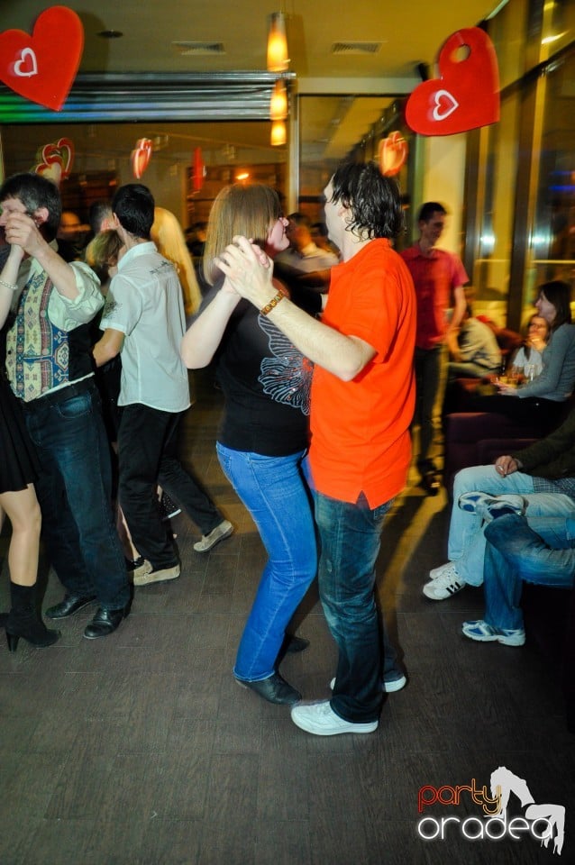 Vineri dansam in Blondy's, 