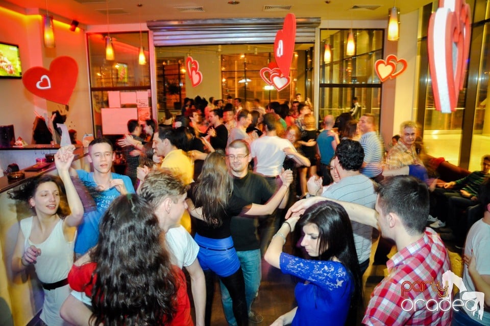 Vineri dansam in Blondy's, 