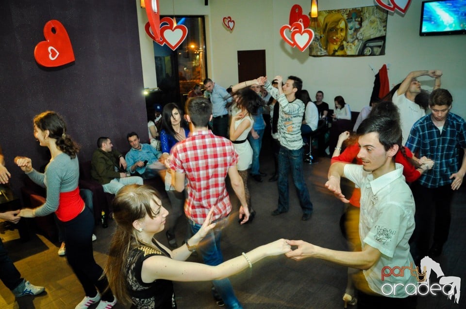 Vineri dansam in Blondy's, 