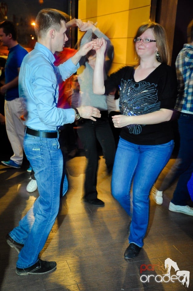 Vineri dansam in Blondy's, 