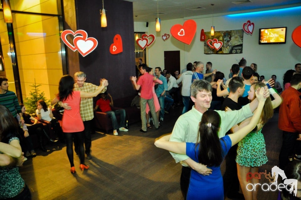 Vineri dansam in Blondy's, 