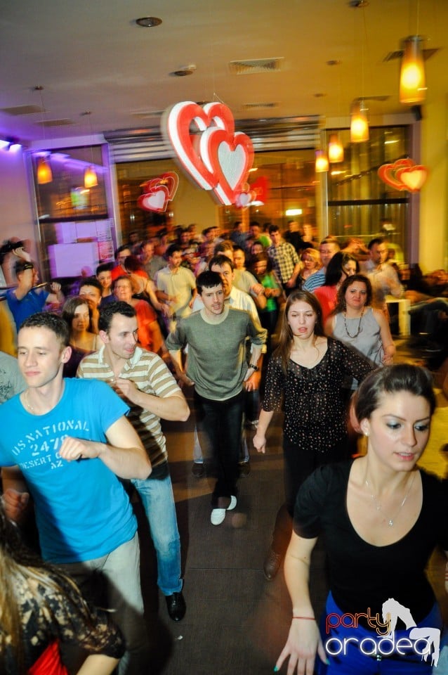 Vineri dansam in Blondy's, 