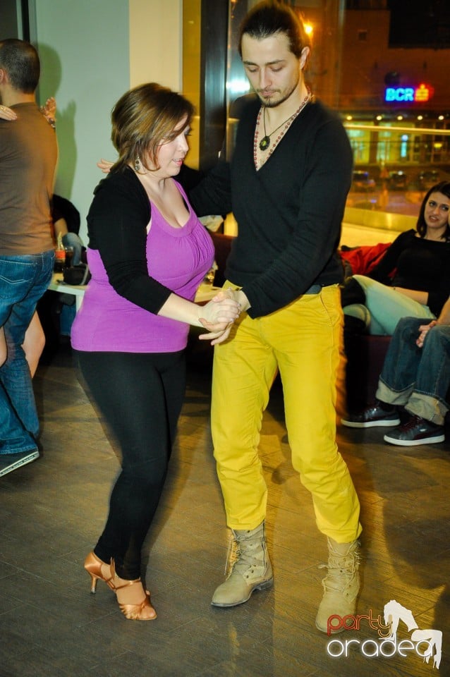 Vineri dansam in Blondy's, 