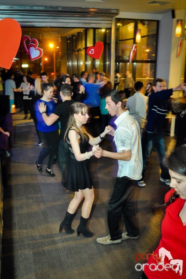 Vineri dansam in Blondy's, 