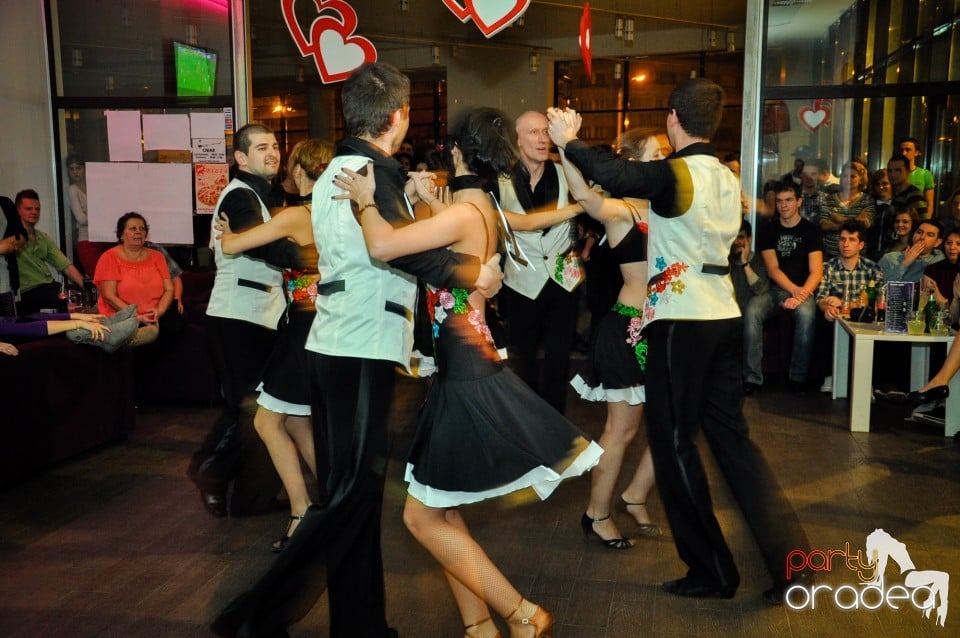 Vineri dansam in Blondy's, 