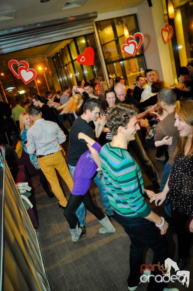 Vineri dansam in Blondy's, 