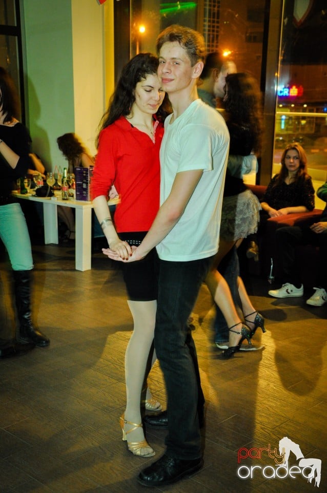 Vineri dansam in Blondy's, 