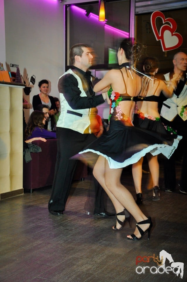 Vineri dansam in Blondy's, 