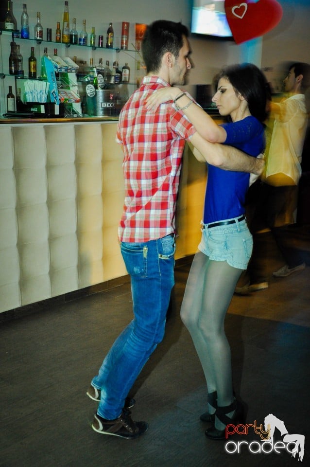 Vineri dansam in Blondy's, 