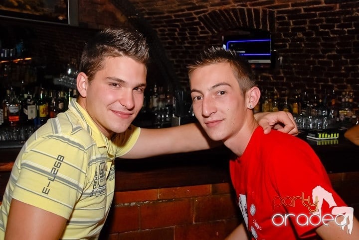 Seară de joi în Club Escape,