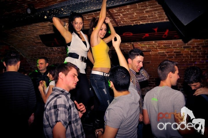 Seară de joi în Club Escape,