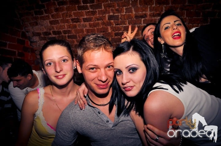 Seară de joi în Club Escape,