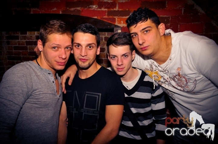 Seară de joi în Club Escape,