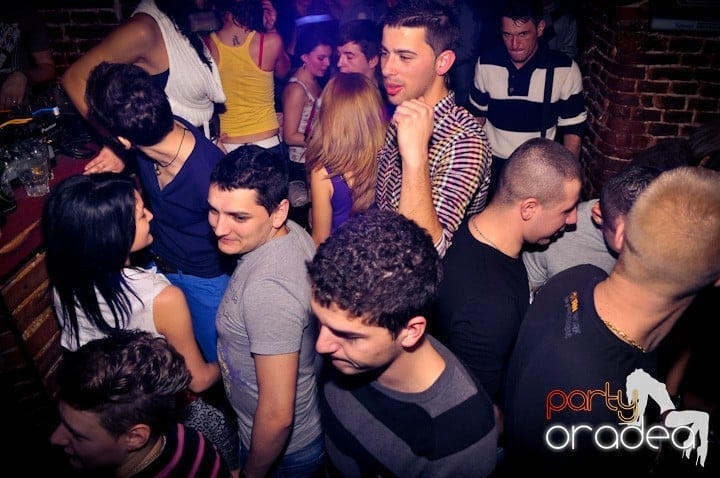 Seară de joi în Club Escape,