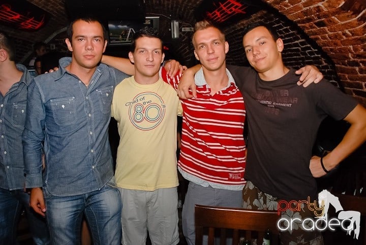 Seară de joi în Club Escape,
