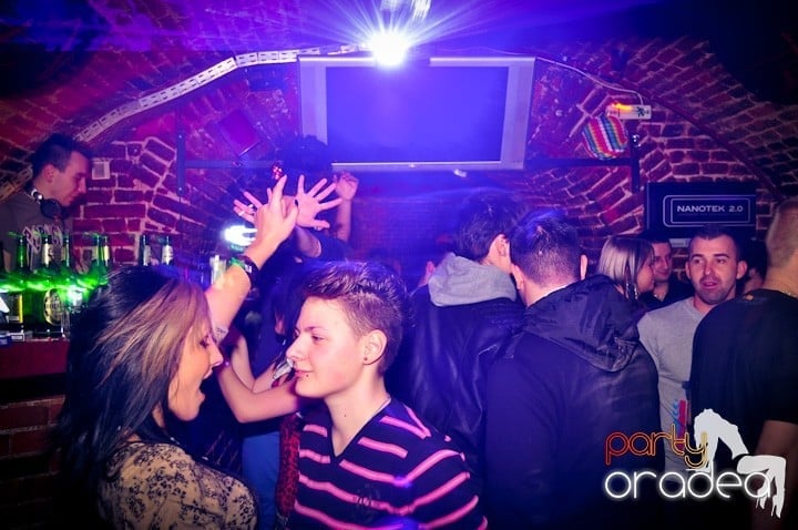 Seară de joi în Club Escape,