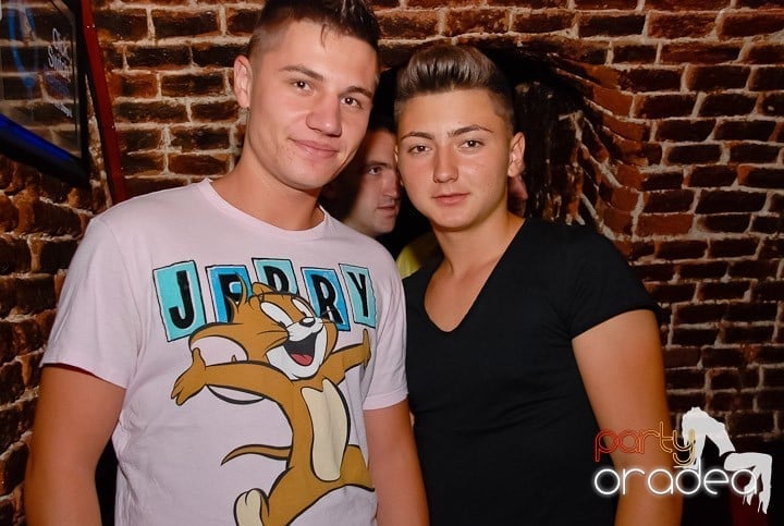Seară de joi în Club Escape,