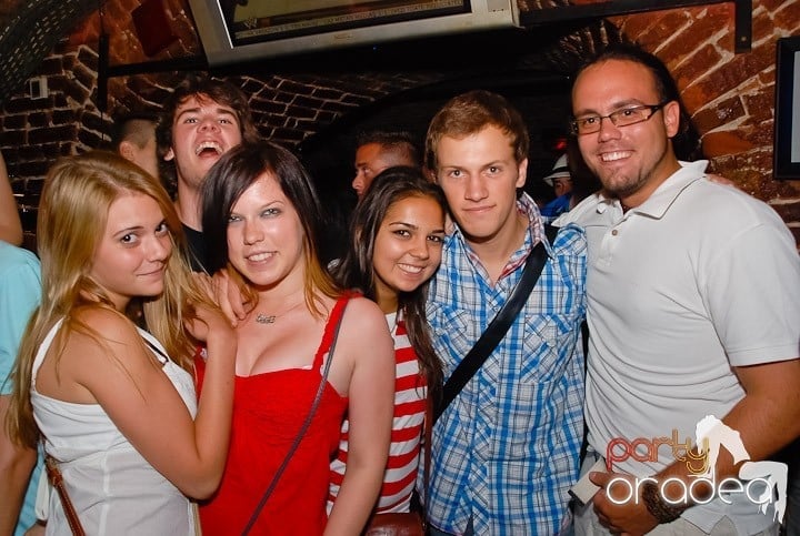 Seară de joi în Club Escape,