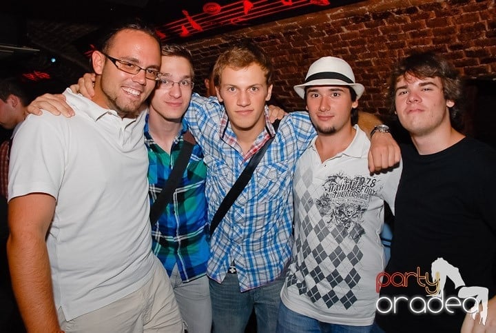 Seară de joi în Club Escape,