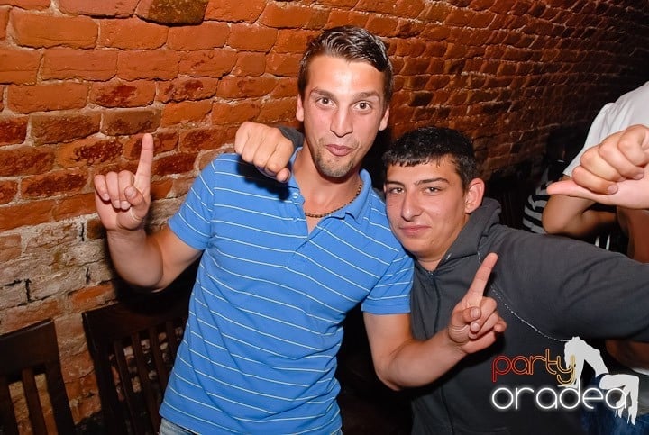 Seară de joi în Club Escape,