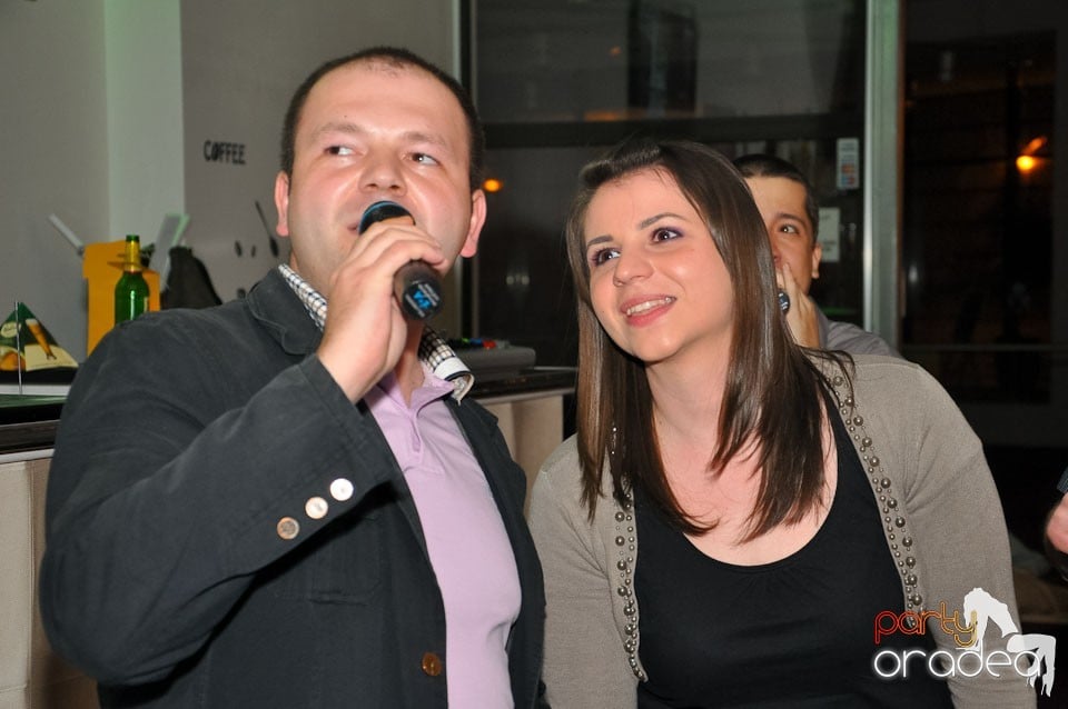 Seară de karaoke în Blondy's, 