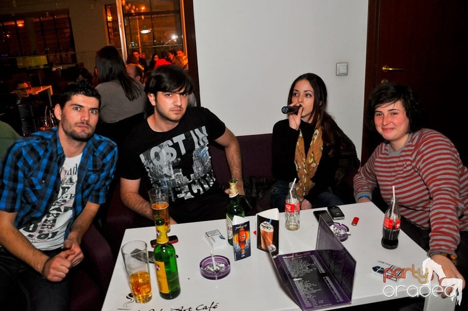 Seară de karaoke în Blondy's, 