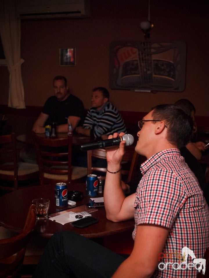 Seară de karaoke în Chanson Café,