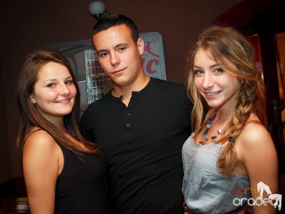 Seară de karaoke în Chanson Café,