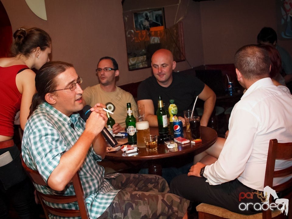 Seară de karaoke în Chanson Café,