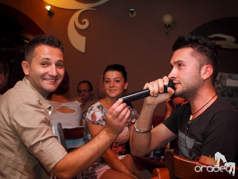Seară de karaoke în Chanson Café,
