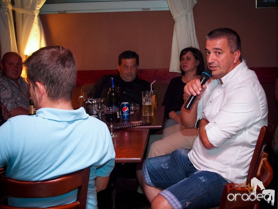 Seară de karaoke în Chanson Café,
