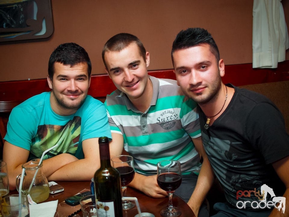 Seară de karaoke în Chanson Café,