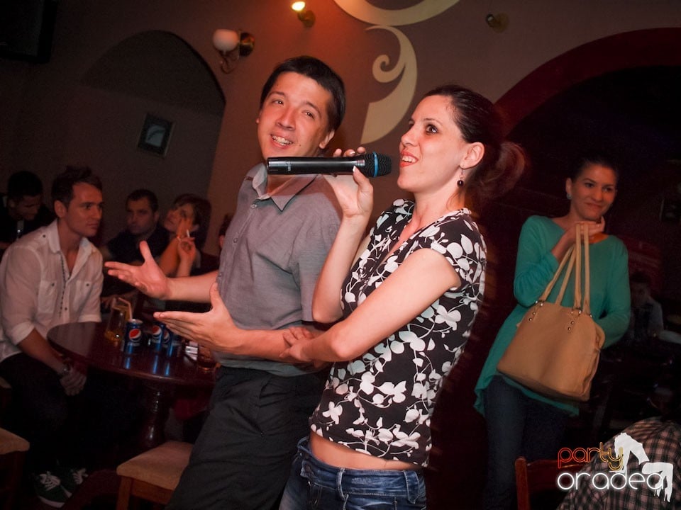 Seară de karaoke în Chanson Café,