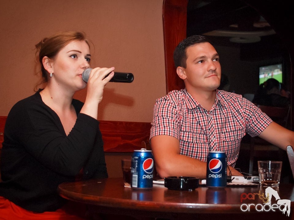 Seară de karaoke în Chanson Café,