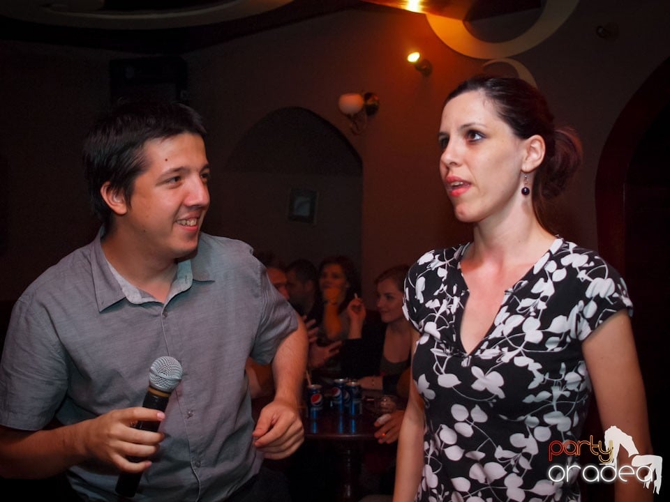 Seară de karaoke în Chanson Café,