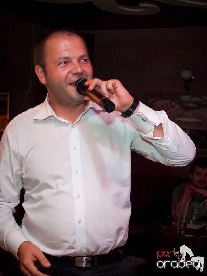 Seară de karaoke în Chanson Café,