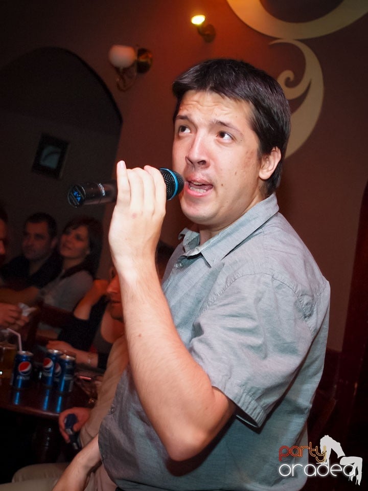 Seară de karaoke în Chanson Café,