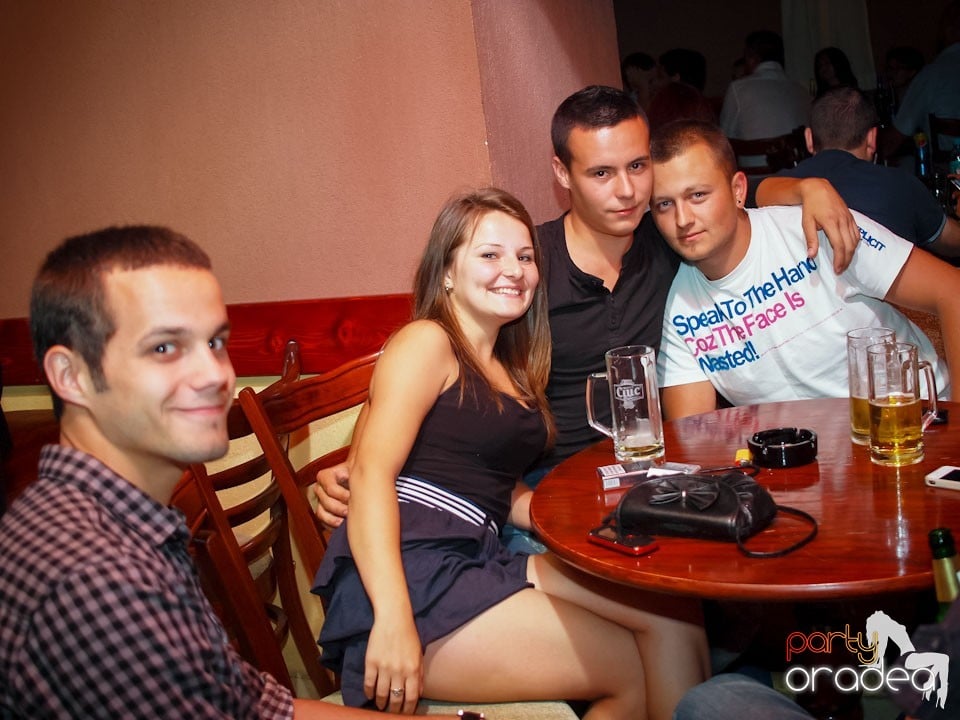 Seară de karaoke în Chanson Café,