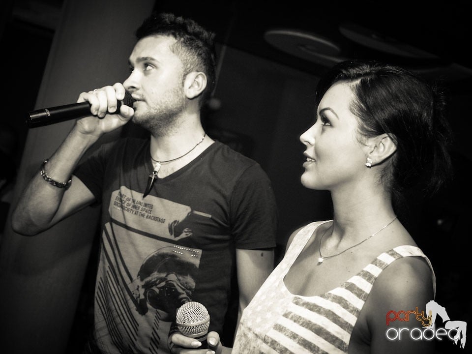 Seară de karaoke în Chanson Café,