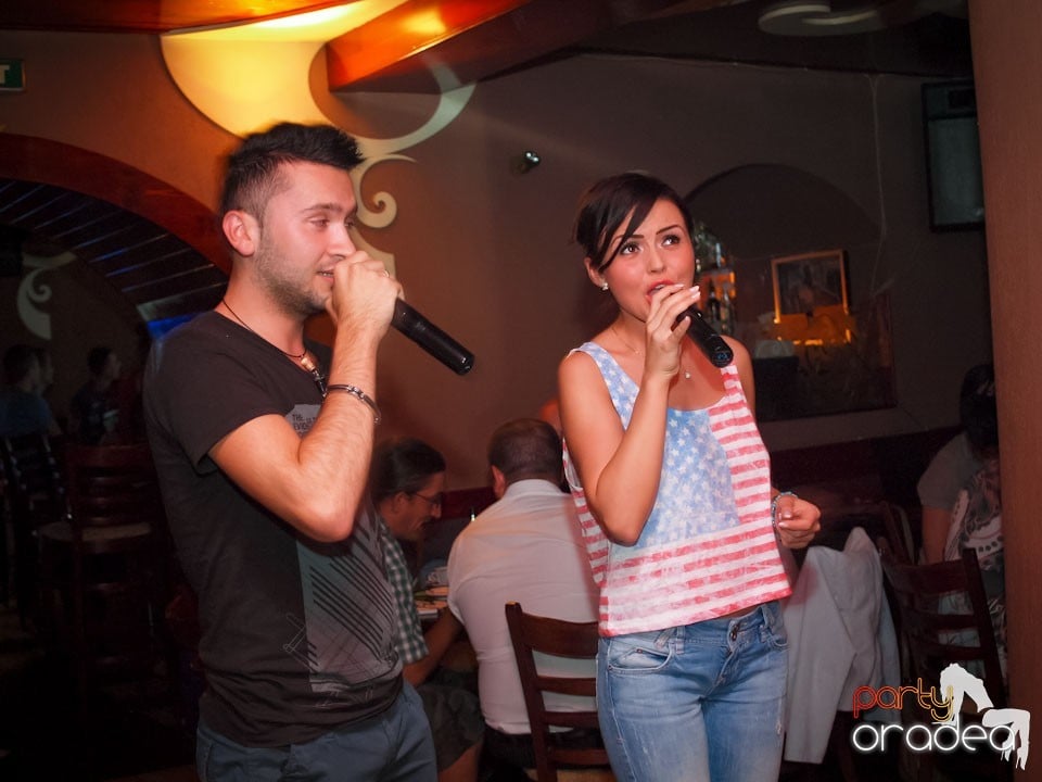 Seară de karaoke în Chanson Café,