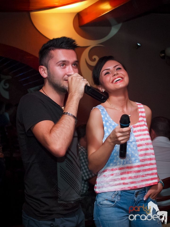 Seară de karaoke în Chanson Café,