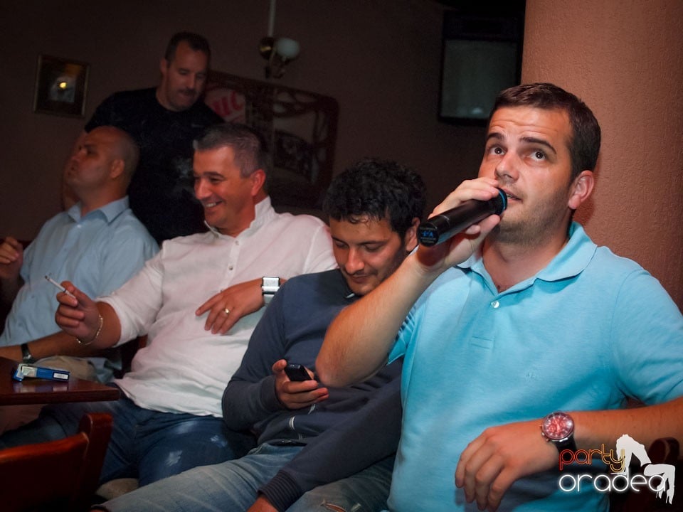Seară de karaoke în Chanson Café,