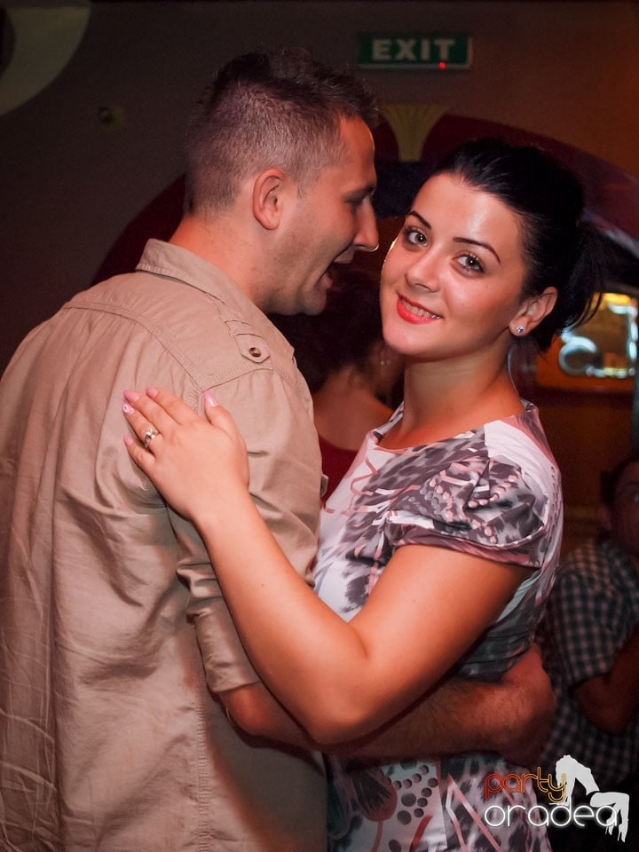 Seară de karaoke în Chanson Café,
