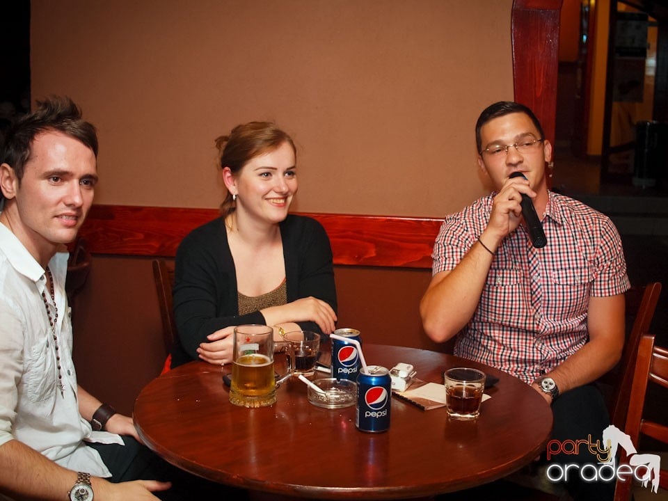 Seară de karaoke în Chanson Café,