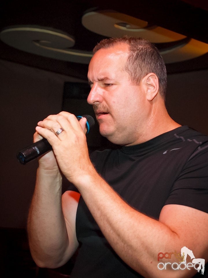 Seară de karaoke în Chanson Café,