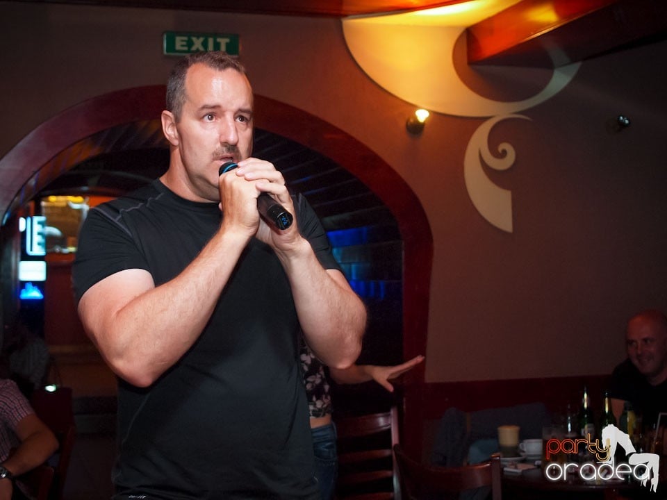 Seară de karaoke în Chanson Café,