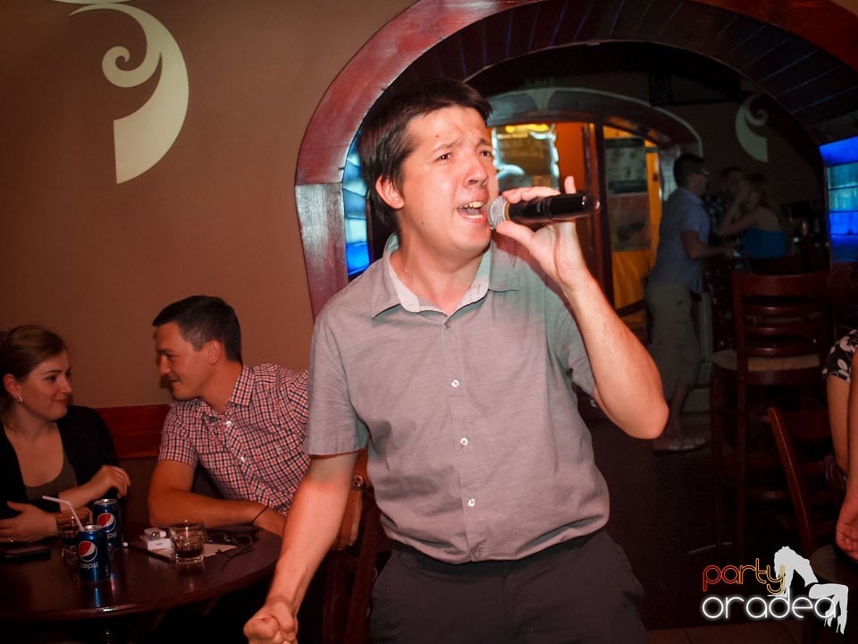 Seară de karaoke în Chanson Café,