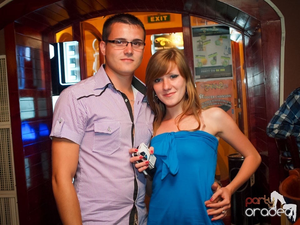 Seară de karaoke în Chanson Café,