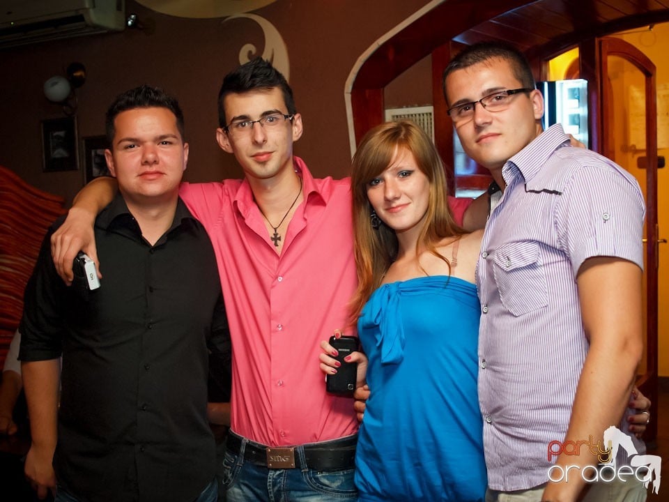 Seară de karaoke în Chanson Café,